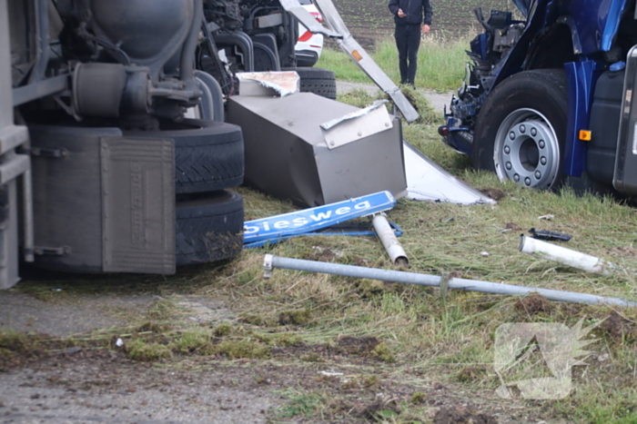 Vrachtwagen kantelt na botsing met andere vrachtwagen