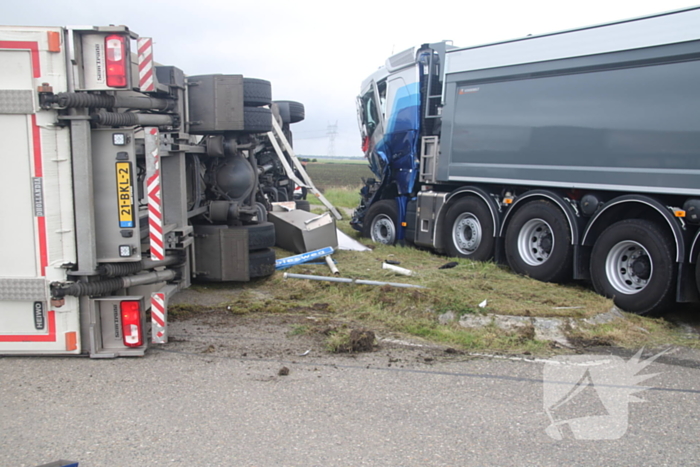 Vrachtwagen kantelt na botsing met andere vrachtwagen