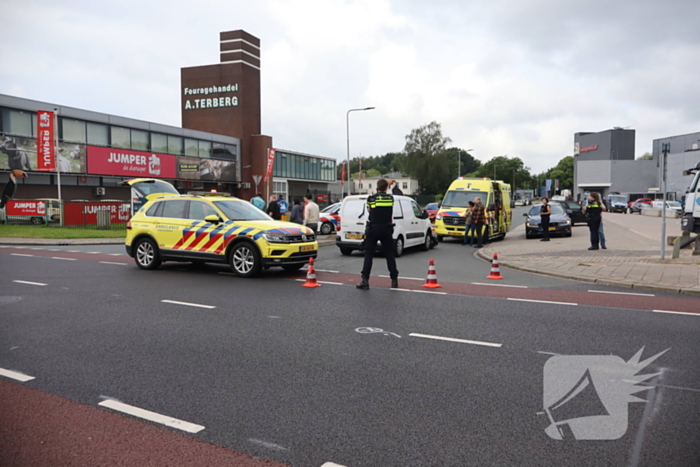 Bestuurder van brommer hard ten val na aanrijding bestelauto