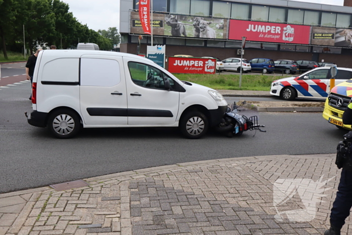 Bestuurder van brommer hard ten val na aanrijding bestelauto