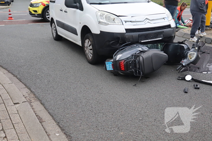 Bestuurder van brommer hard ten val na aanrijding bestelauto