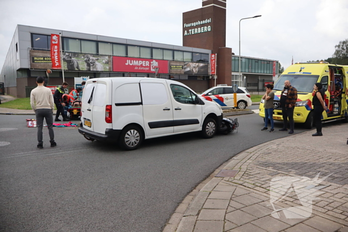 Bestuurder van brommer hard ten val na aanrijding bestelauto