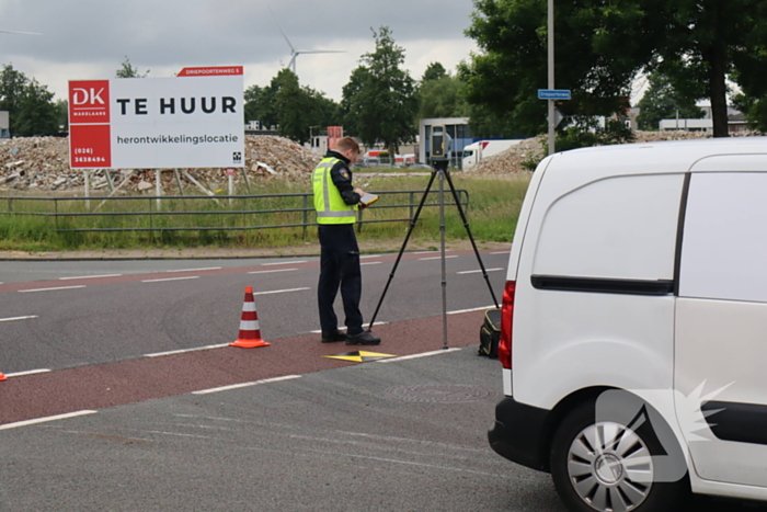 Bestuurder van brommer hard ten val na aanrijding bestelauto