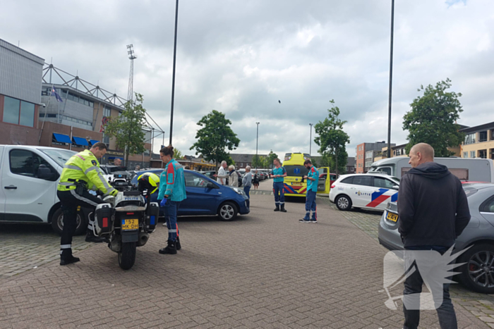 Bestuurder rijdt tegen geparkeerde auto's op parkeerplaats