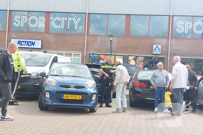 Bestuurder rijdt tegen geparkeerde auto's op parkeerplaats