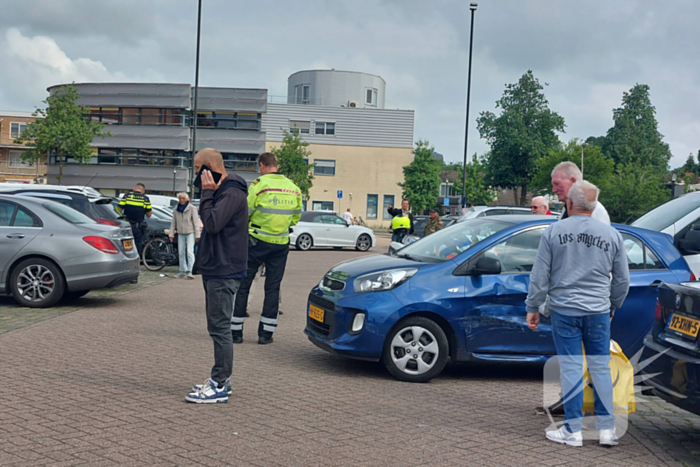 Bestuurder rijdt tegen geparkeerde auto's op parkeerplaats