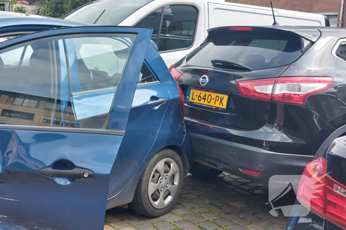 Bestuurder rijdt tegen geparkeerde auto's op parkeerplaats