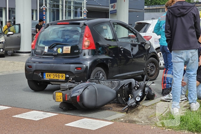 Scooterrijder gewond bij aanrijding met auto