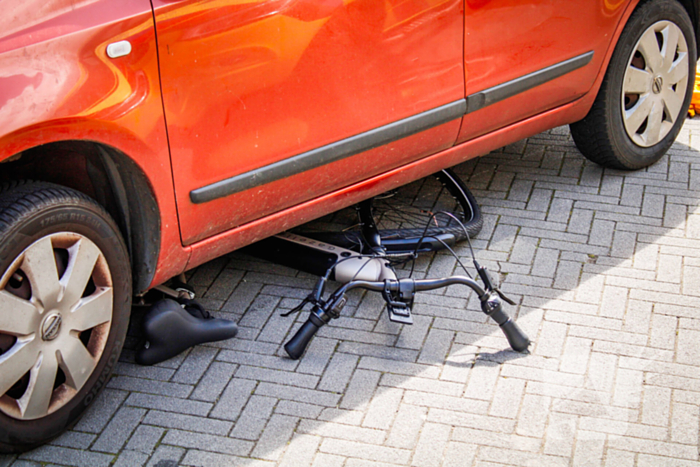 Fietser zwaargewond bij aanrijding met auto