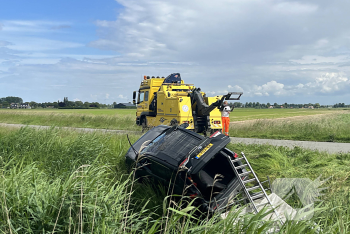 Auto belandt met aanhanger in de sloot