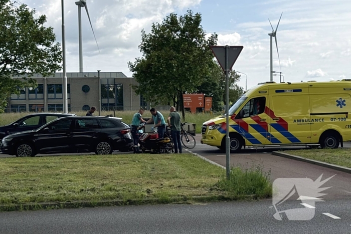 Fietser aangereden door auto met aanhanger