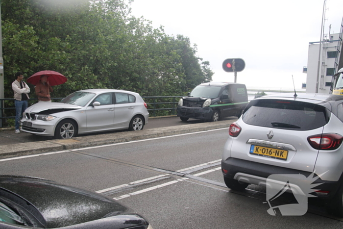 Drie auto's botsen bij brug