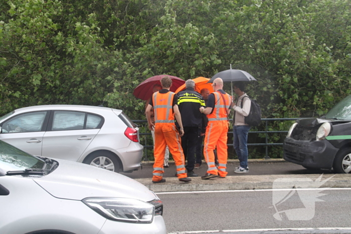 Drie auto's botsen bij brug