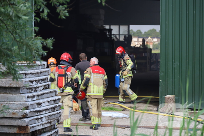 Brandweer schaalt uit voorzorg op bij brand in loods