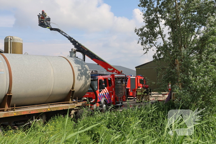 Brandweer schaalt uit voorzorg op bij brand in loods