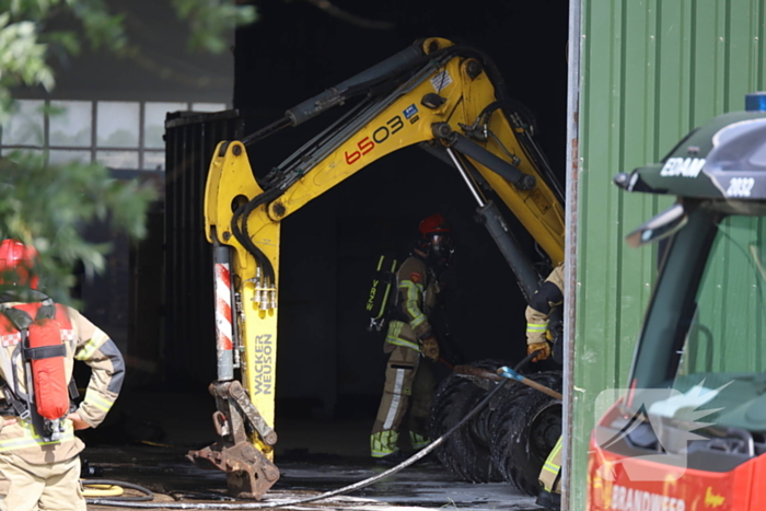 Brandweer schaalt uit voorzorg op bij brand in loods