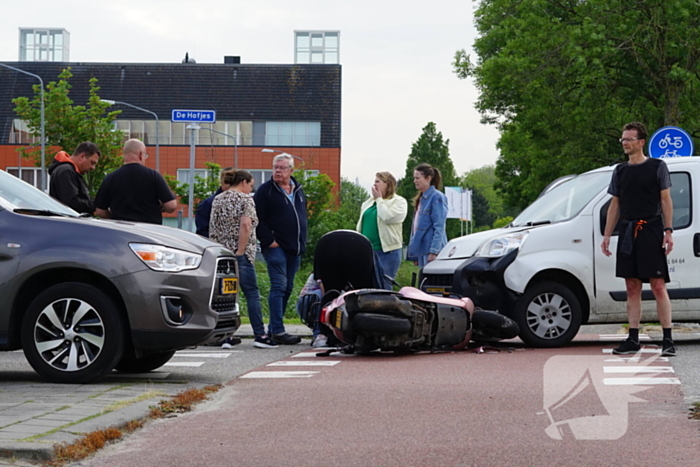 Scooterrijdster gewond bij aanrijding met bestelbus