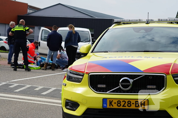 Scooterrijdster gewond bij aanrijding met bestelbus