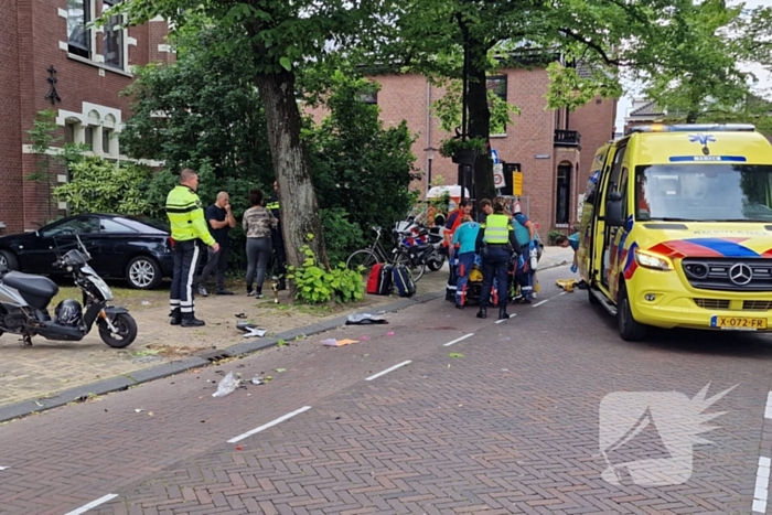 Scooterrijder crasht tegen boom en raakt gewond