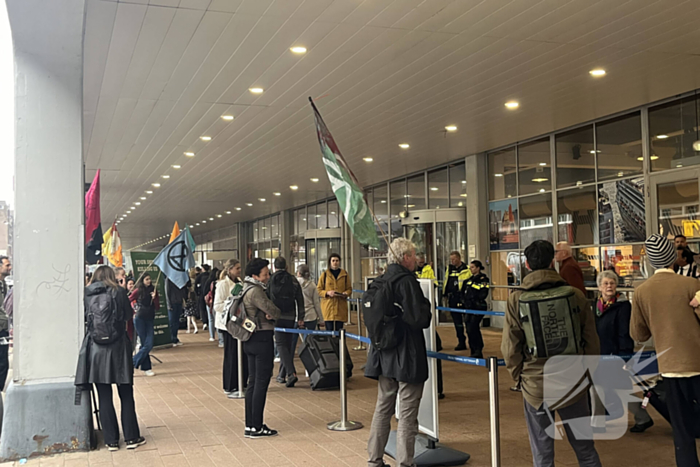 Extinction Rebellion demonstreerd bij cruise terminal