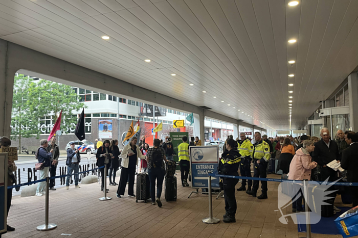 Extinction Rebellion demonstreerd bij cruise terminal