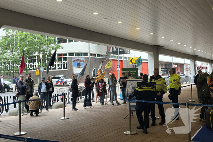 Extinction Rebellion demonstreerd bij cruise terminal