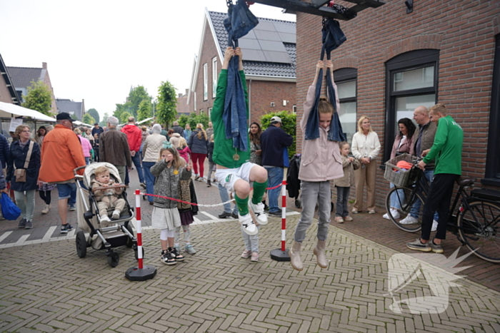 Koeien knuffelen tijdens Bunschoter Boeren- en Beestenboel