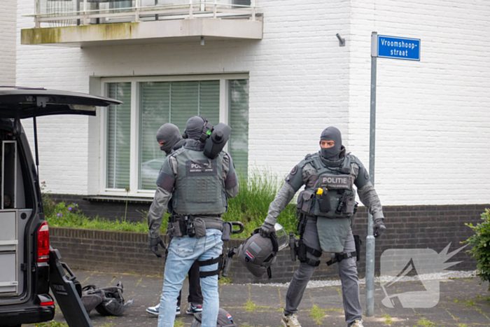 Arrestatieteam valt woning binnen