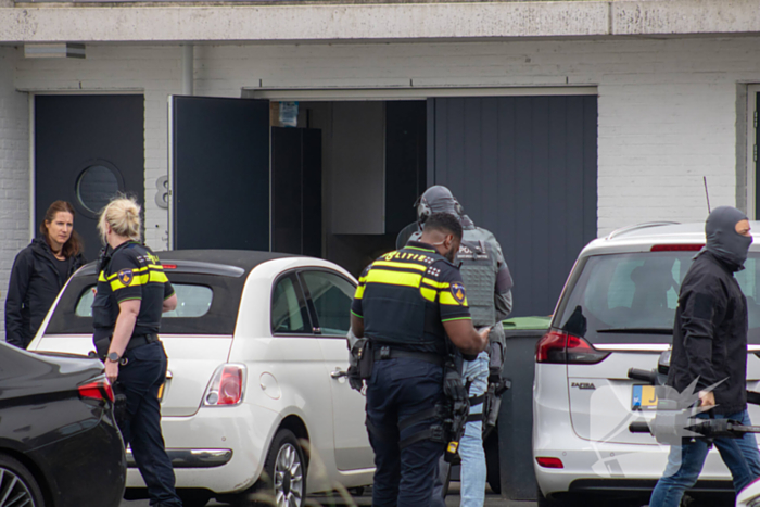 Arrestatieteam valt woning binnen