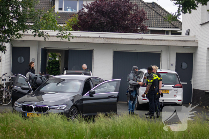 Arrestatieteam valt woning binnen