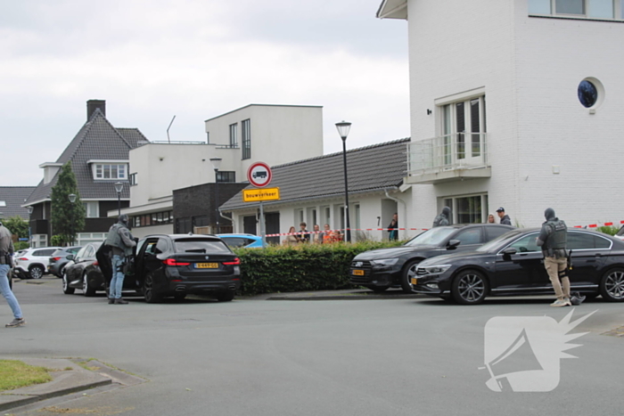 Arrestatieteam valt woning binnen