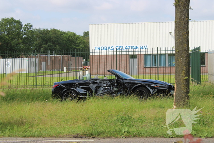 Dure sportauto rijdt tegen boom, veel schade