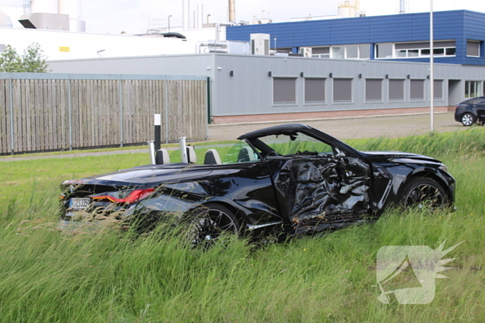 Dure sportauto rijdt tegen boom, veel schade