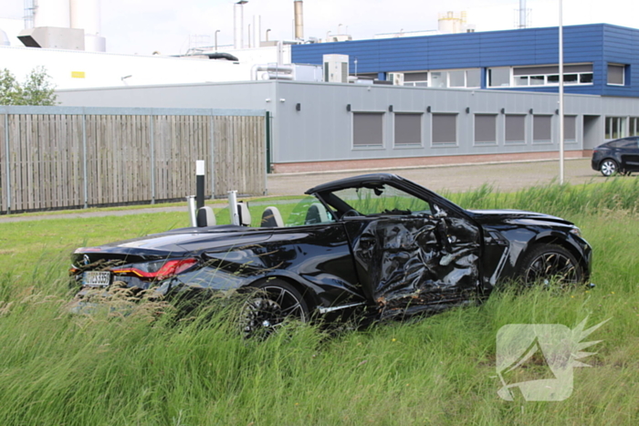 Dure sportauto rijdt tegen boom, veel schade