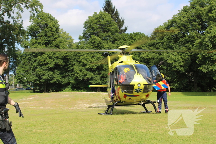 Traumahelikopter landt voor noodsituatie in woning