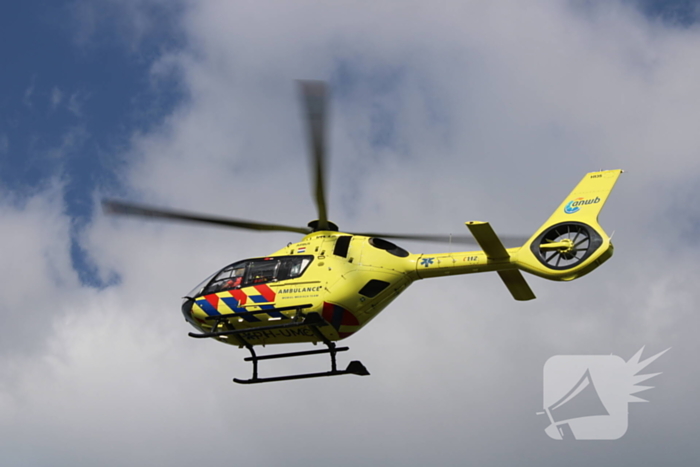 Traumahelikopter landt voor noodsituatie in woning