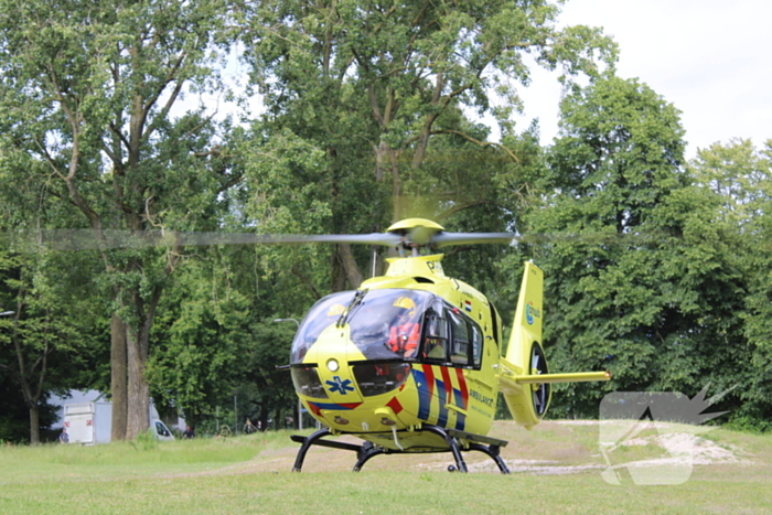 Traumahelikopter landt voor noodsituatie in woning