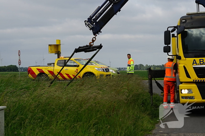 Vrouw verdwijnt met auto in de sloot