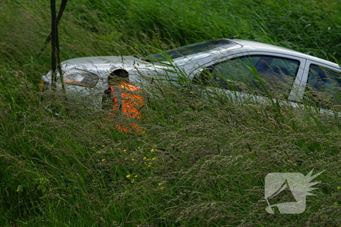 Vrouw verdwijnt met auto in de sloot