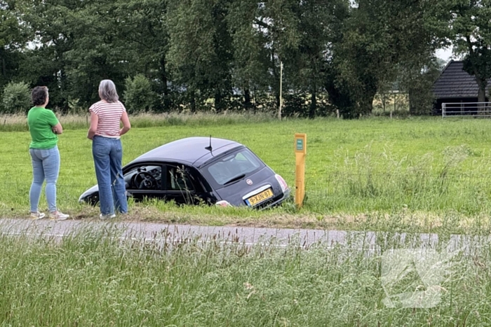 Automobilist mist bocht en raakt van de weg