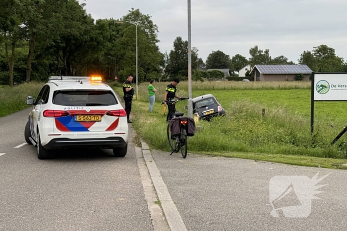 Automobilist mist bocht en raakt van de weg