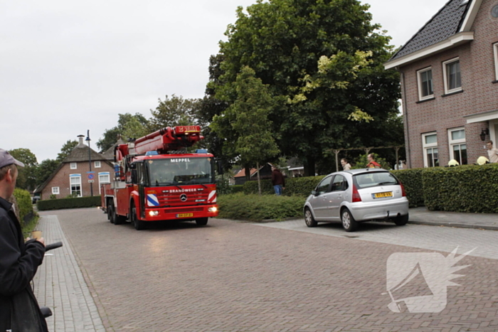 Brandweer veegt schoorsteen na brand