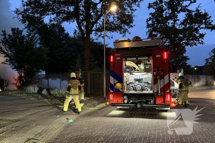 Zwarte rookwolken van afvalbrand trekken over snelweg