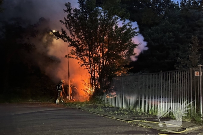 Zwarte rookwolken van afvalbrand trekken over snelweg