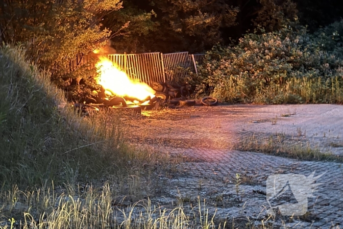 Zwarte rookwolken van afvalbrand trekken over snelweg