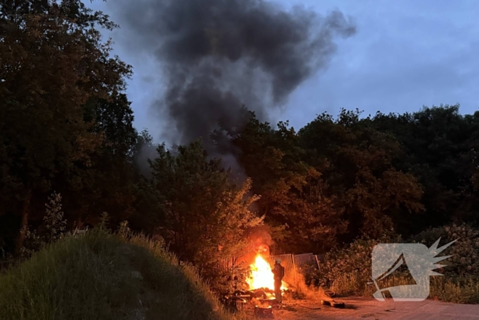 Zwarte rookwolken van afvalbrand trekken over snelweg