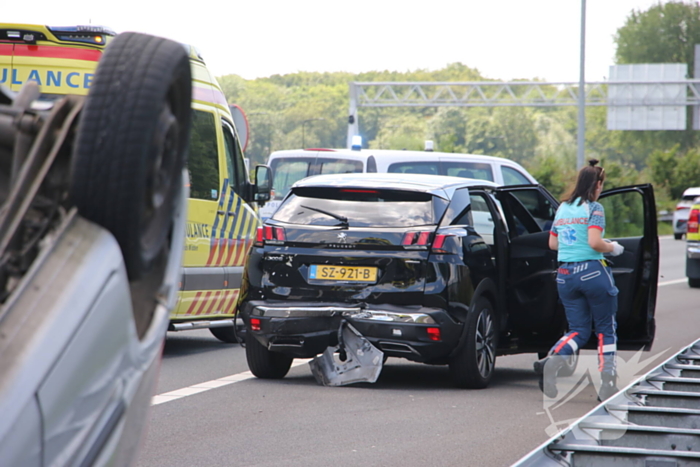 Auto belandt op kop na ongeval snelweg
