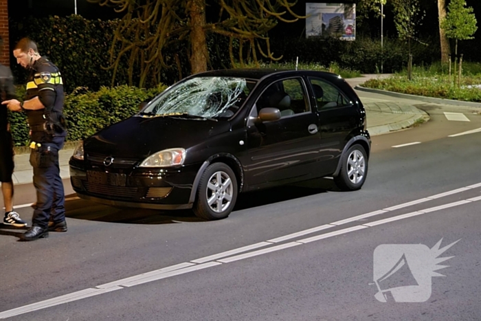 Fietser klapt op voorruit van personenauto