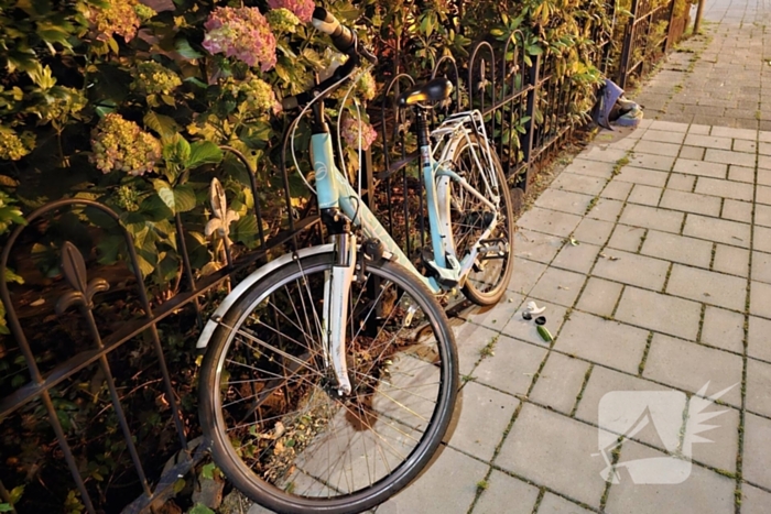 Fietser klapt op voorruit van personenauto