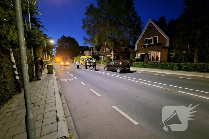 Fietser klapt op voorruit van personenauto